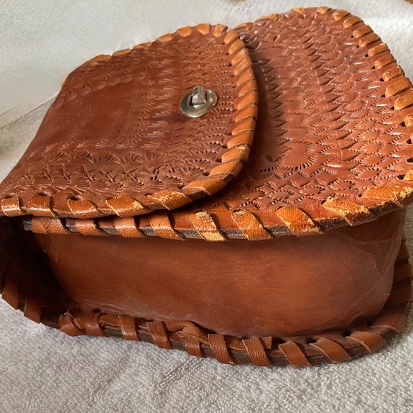 VINTAGE LEATHER TOOLED CROSSBODY - Picture 4 of 10
